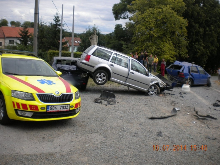 Vrakoviště na návsi obce vzniklo nárazem jediného vozu, foto: HZS JMK