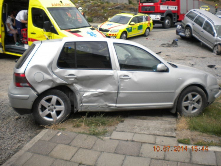 Vrakoviště na návsi obce vzniklo nárazem jediného vozu, foto: HZS JMK