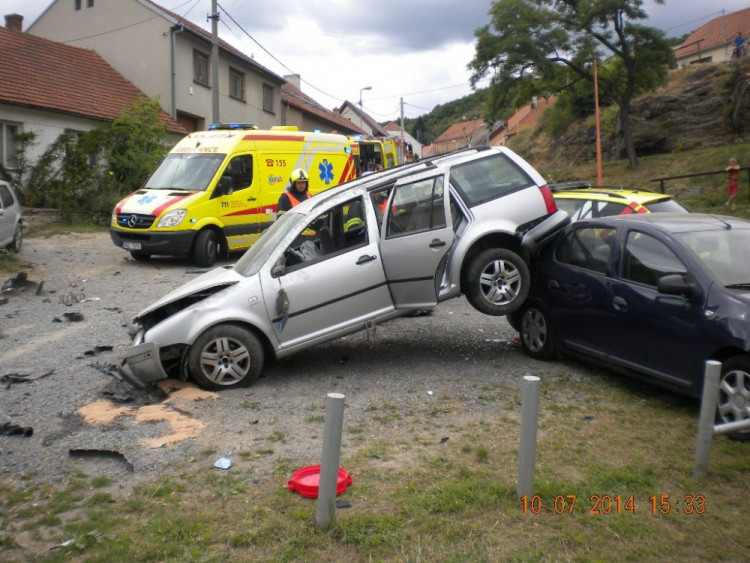 Vrakoviště na návsi obce vzniklo nárazem jediného vozu, foto: HZS JMK