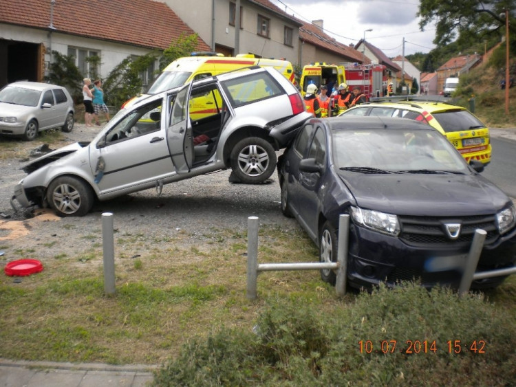Vrakoviště na návsi obce vzniklo nárazem jediného vozu, foto: HZS JMK