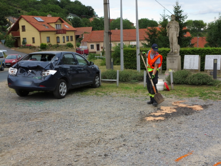 Vrakoviště na návsi obce vzniklo nárazem jediného vozu, foto: HZS JMK