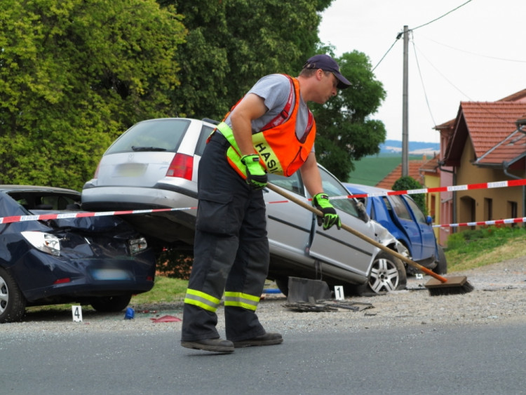 Vrakoviště na návsi obce vzniklo nárazem jediného vozu, foto: HZS JMK