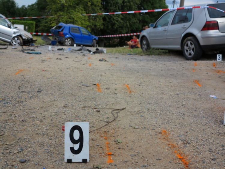 Vrakoviště na návsi obce vzniklo nárazem jediného vozu, foto: HZS JMK