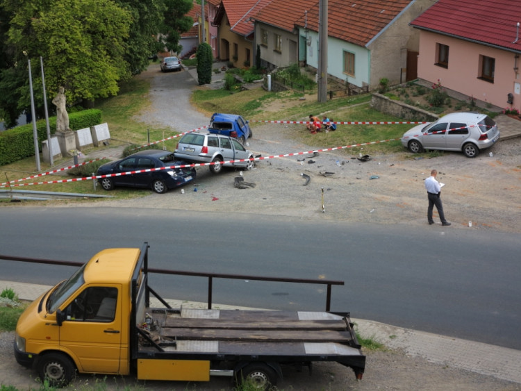 Vrakoviště na návsi obce vzniklo nárazem jediného vozu, foto: HZS JMK