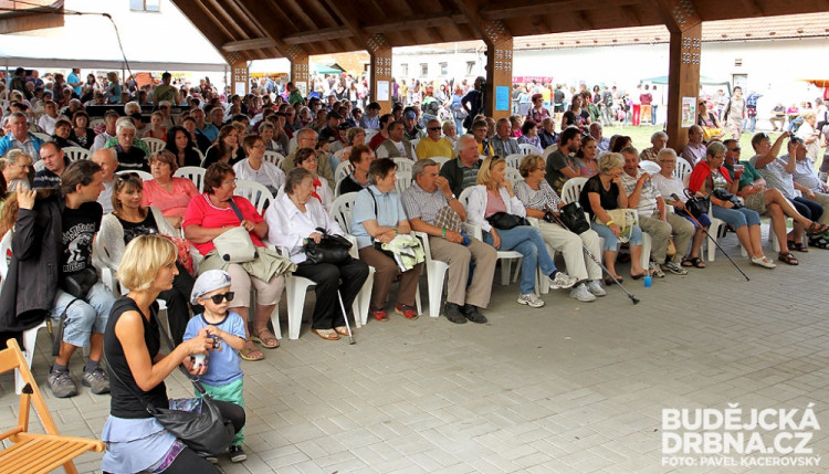 Publikum mohlo poslouchat hudební produkci pod přístřeškem