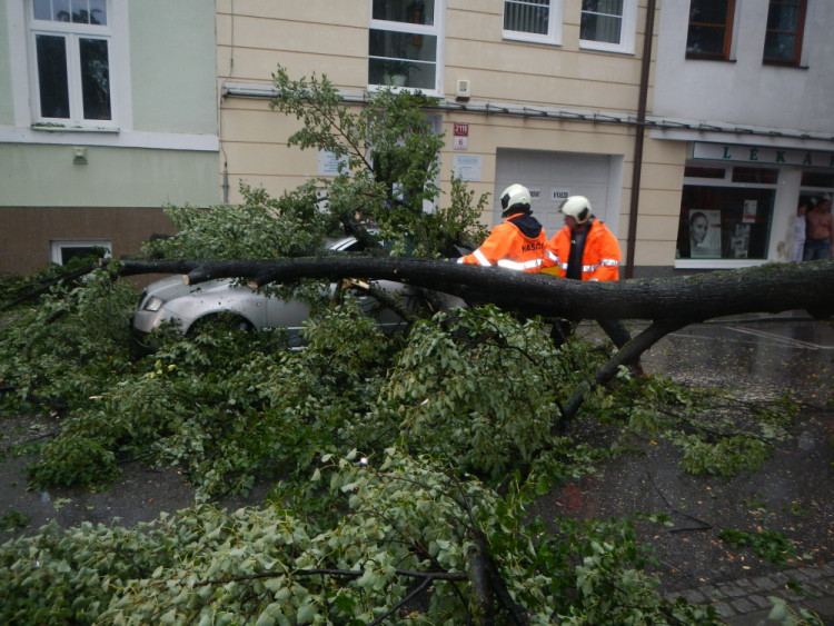 Pád větve stromu na zaparkovaná auta v ulici Československých legií. Foto HZS Jihočeského kraje