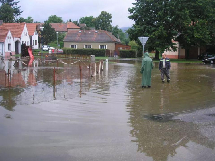 Dobrovolní hasiči z Jankova v akci po pondělní bouři. Foto Jarda Hovorka