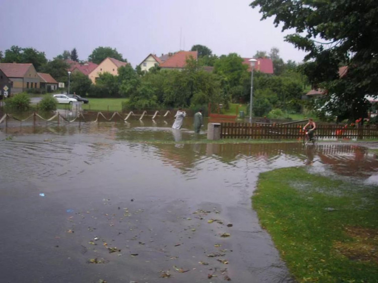 Dobrovolní hasiči z Jankova v akci po pondělní bouři. Foto Jarda Hovorka