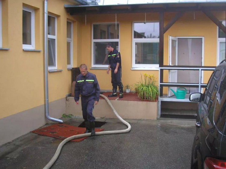 Dobrovolní hasiči z Jankova v akci po pondělní bouři. Foto Jarda Hovorka