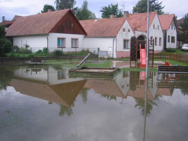 Dobrovolní hasiči z Jankova v akci po pondělní bouři. Foto Jarda Hovorka