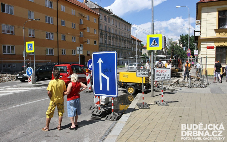 První etapa obnovy povrchu na Pražské třídě