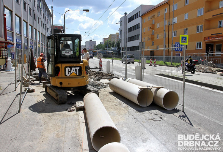 První etapa obnovy povrchu na Pražské třídě