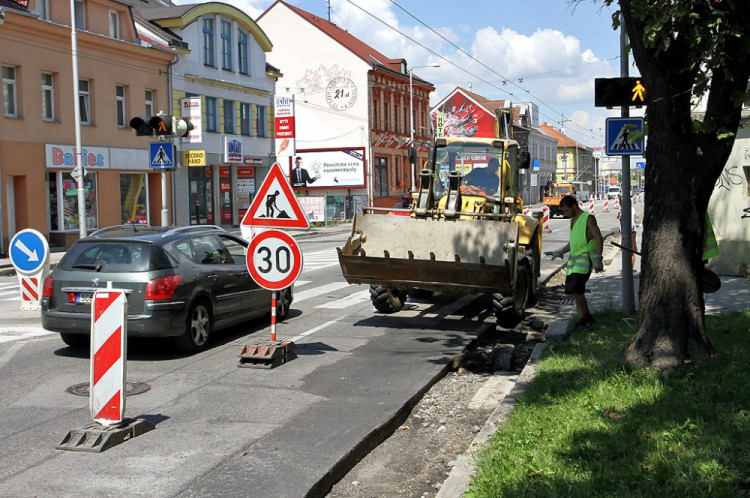 První etapa obnovy povrchu na Pražské třídě