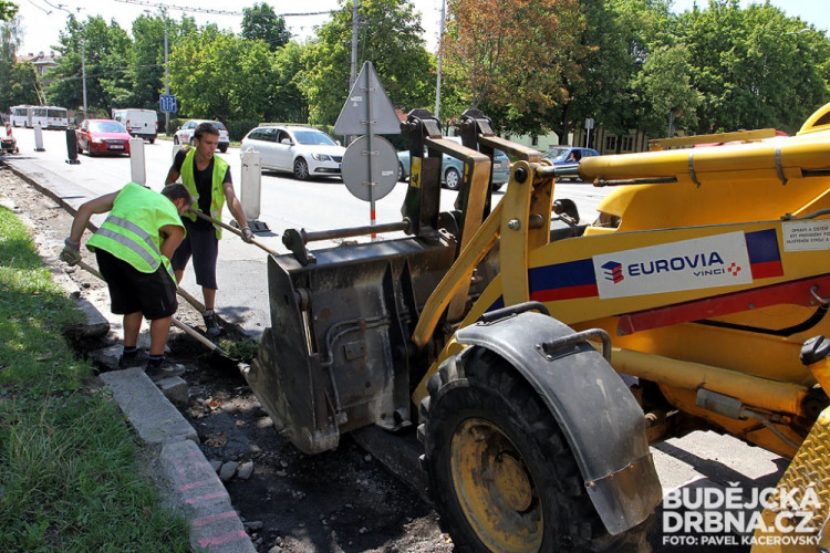 První etapa obnovy povrchu na Pražské třídě