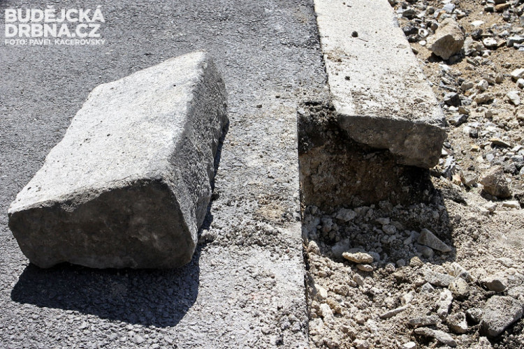 První etapa obnovy povrchu na Pražské třídě