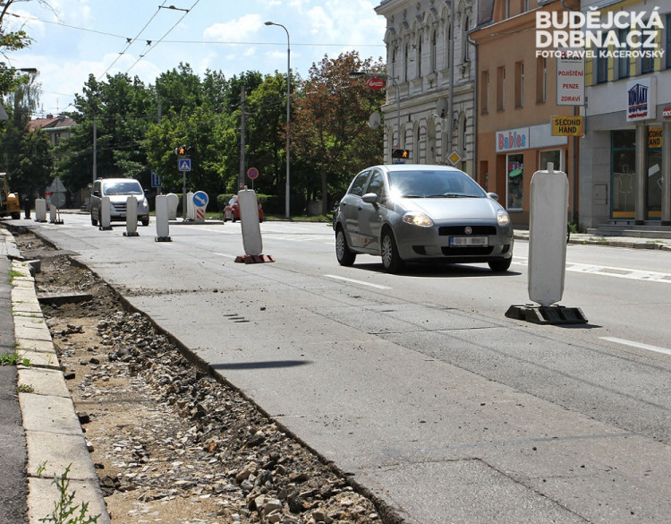 První etapa obnovy povrchu na Pražské třídě