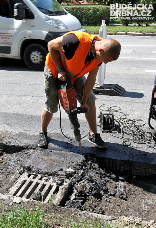 První etapa obnovy povrchu na Pražské třídě