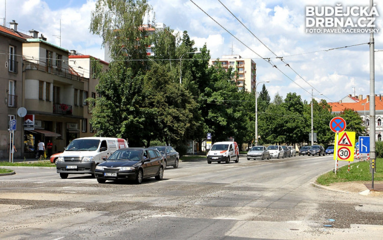 První etapa obnovy povrchu na Pražské třídě