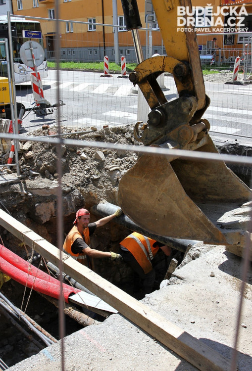 První etapa obnovy povrchu na Pražské třídě