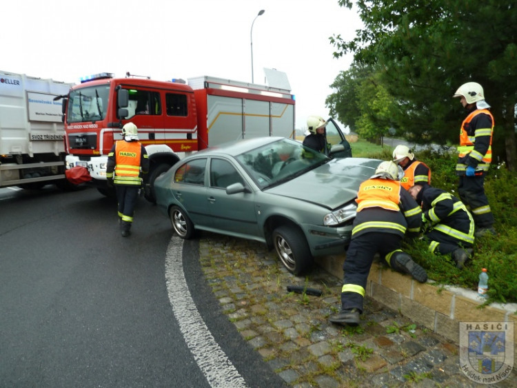 Zranění řidičky si vyžádala včerejší nehoda na okraji Hrádku nad Nisou. Foto: Hasiči Hrádek nad Nisou