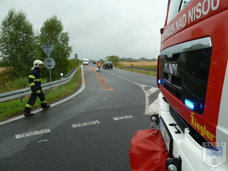 Zranění řidičky si vyžádala včerejší nehoda na okraji Hrádku nad Nisou. Foto: Hasiči Hrádek nad Nisou