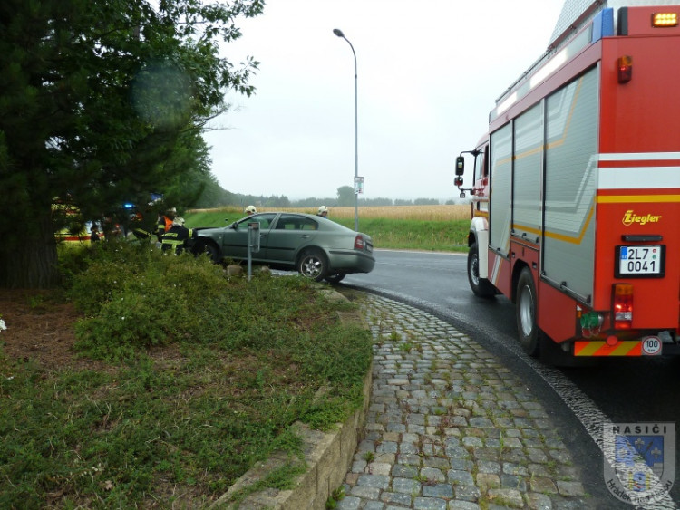 Zranění řidičky si vyžádala včerejší nehoda na okraji Hrádku nad Nisou. Foto: Hasiči Hrádek nad Nisou