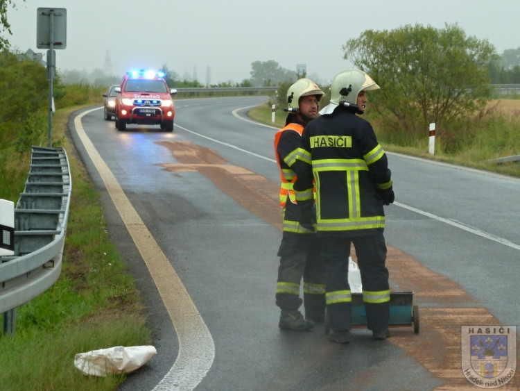 Zranění řidičky si vyžádala včerejší nehoda na okraji Hrádku nad Nisou. Foto: Hasiči Hrádek nad Nisou