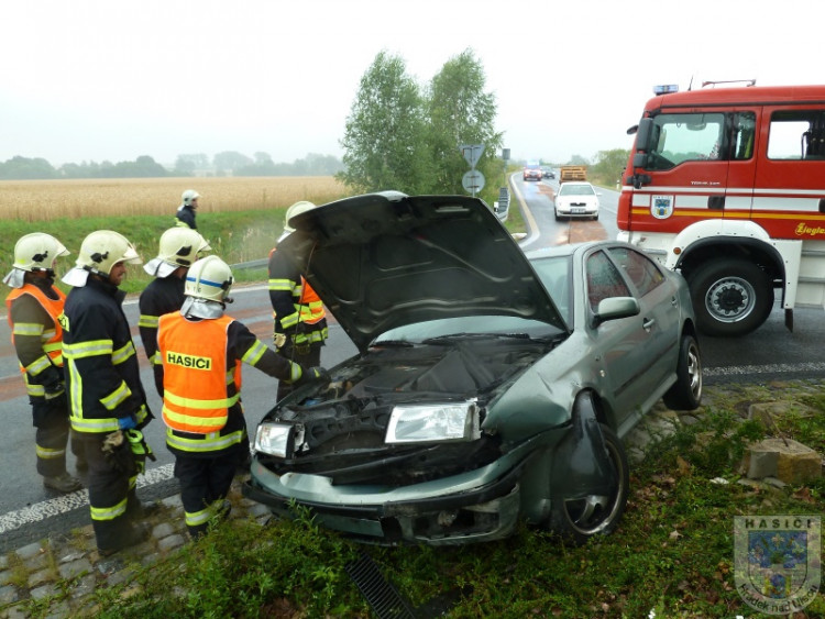 Zranění řidičky si vyžádala včerejší nehoda na okraji Hrádku nad Nisou. Foto: Hasiči Hrádek nad Nisou