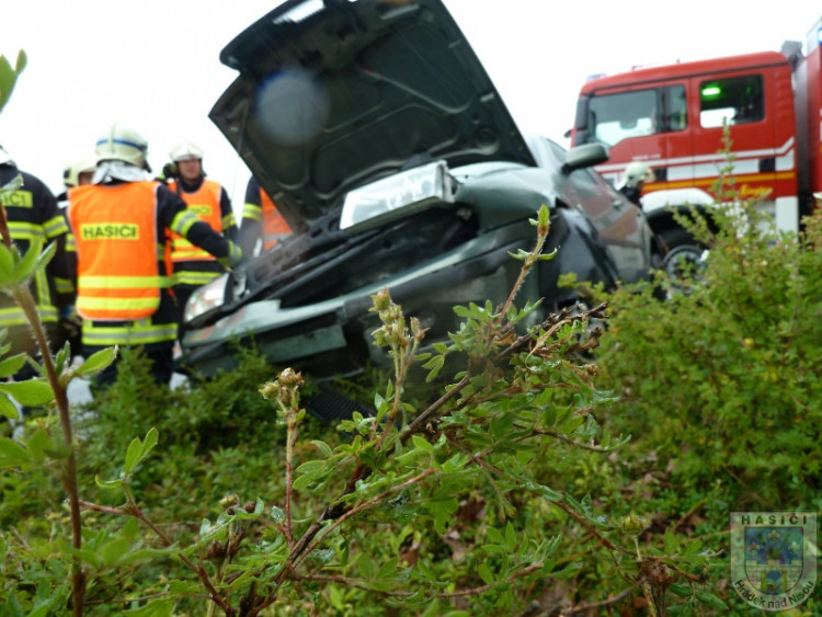 Zranění řidičky si vyžádala včerejší nehoda na okraji Hrádku nad Nisou. Foto: Hasiči Hrádek nad Nisou