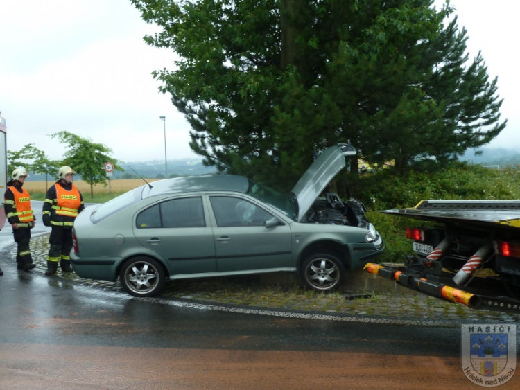 Zranění řidičky si vyžádala včerejší nehoda na okraji Hrádku nad Nisou. Foto: Hasiči Hrádek nad Nisou