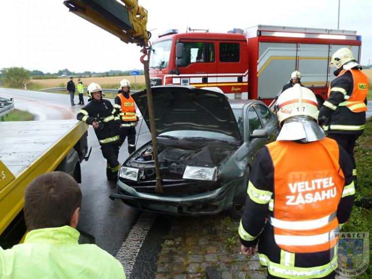 Zranění řidičky si vyžádala včerejší nehoda na okraji Hrádku nad Nisou. Foto: Hasiči Hrádek nad Nisou