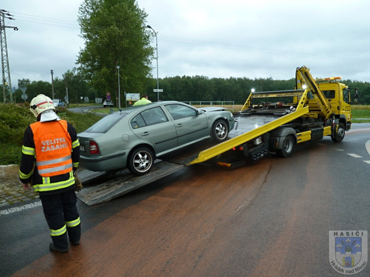 Zranění řidičky si vyžádala včerejší nehoda na okraji Hrádku nad Nisou. Foto: Hasiči Hrádek nad Nisou