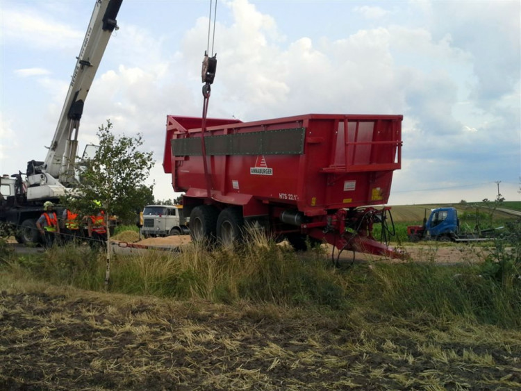 U Prace se převrátil traktor s šestnácti tunami obilí, foto: HZS JMK