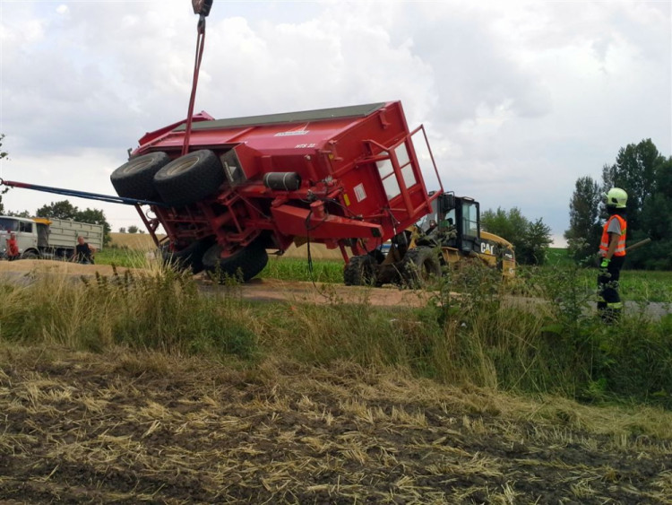 U Prace se převrátil traktor s šestnácti tunami obilí, foto: HZS JMK