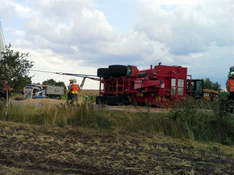 U Prace se převrátil traktor s šestnácti tunami obilí, foto: HZS JMK
