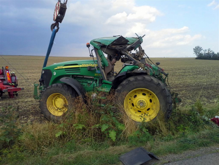 U Prace se převrátil traktor s šestnácti tunami obilí, foto: HZS JMK