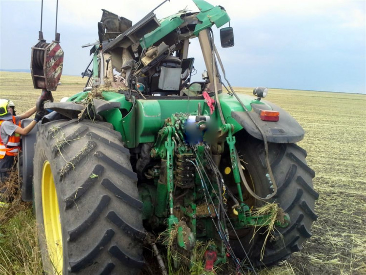 U Prace se převrátil traktor s šestnácti tunami obilí, foto: HZS JMK