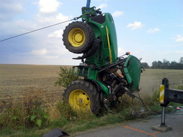 U Prace se převrátil traktor s šestnácti tunami obilí, foto: HZS JMK