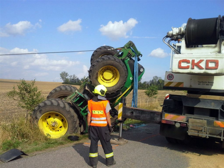 U Prace se převrátil traktor s šestnácti tunami obilí, foto: HZS JMK
