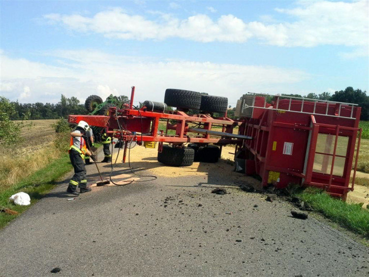 U Prace se převrátil traktor s šestnácti tunami obilí, foto: HZS JMK