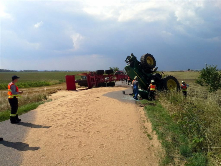U Prace se převrátil traktor s šestnácti tunami obilí, foto: HZS JMK