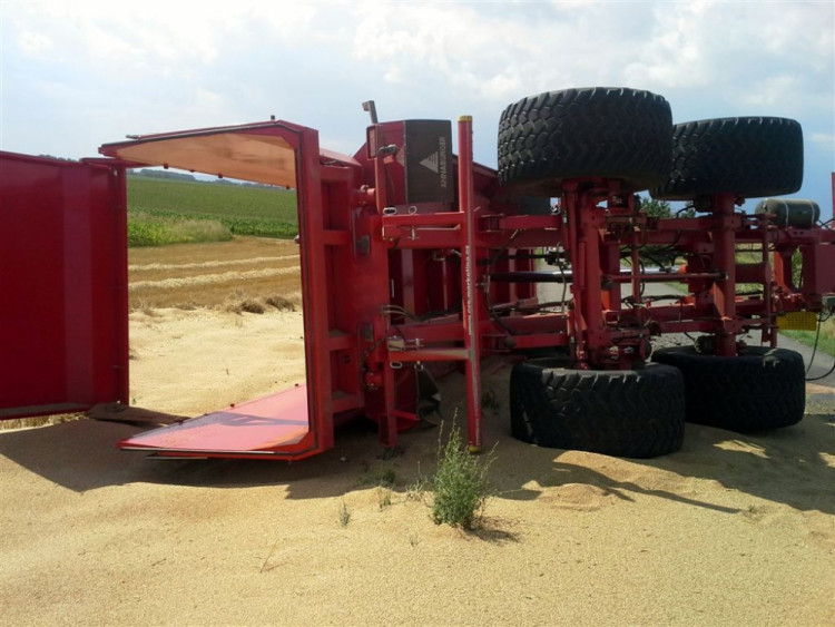 U Prace se převrátil traktor s šestnácti tunami obilí, foto: HZS JMK