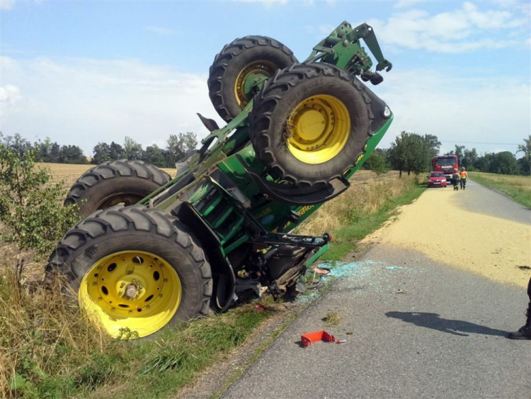 U Prace se převrátil traktor s šestnácti tunami obilí, foto: HZS JMK