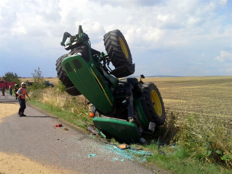 U Prace se převrátil traktor s šestnácti tunami obilí, foto: HZS JMK