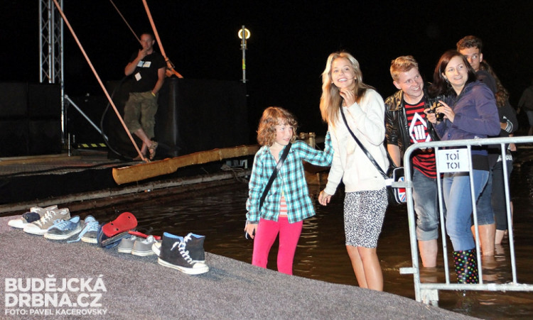 Kdo chtěl blíž k pódiu, musel sundat boty