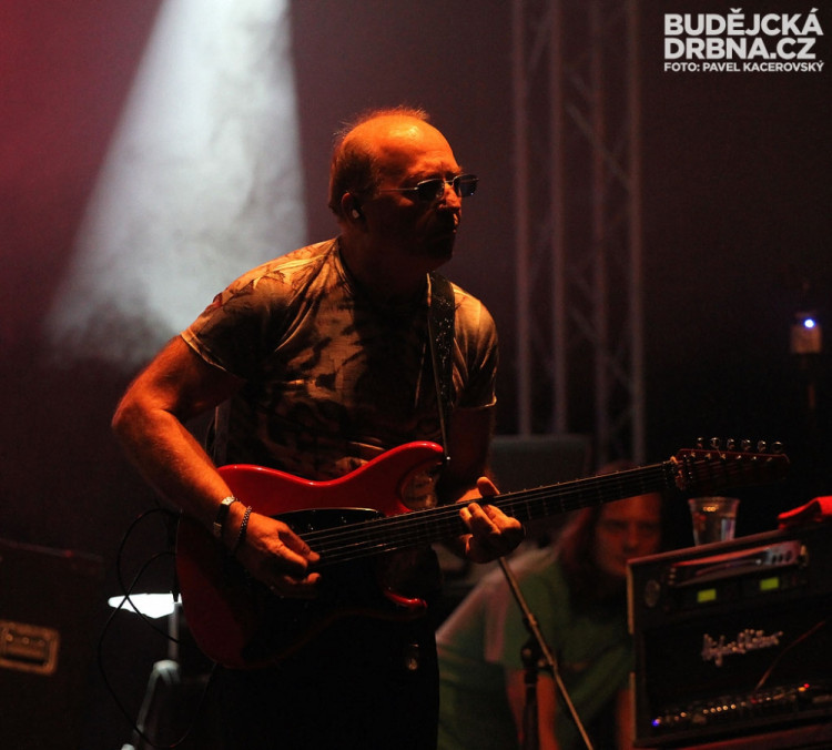 Kytarové sólo nestárnoucího Petra Jandy