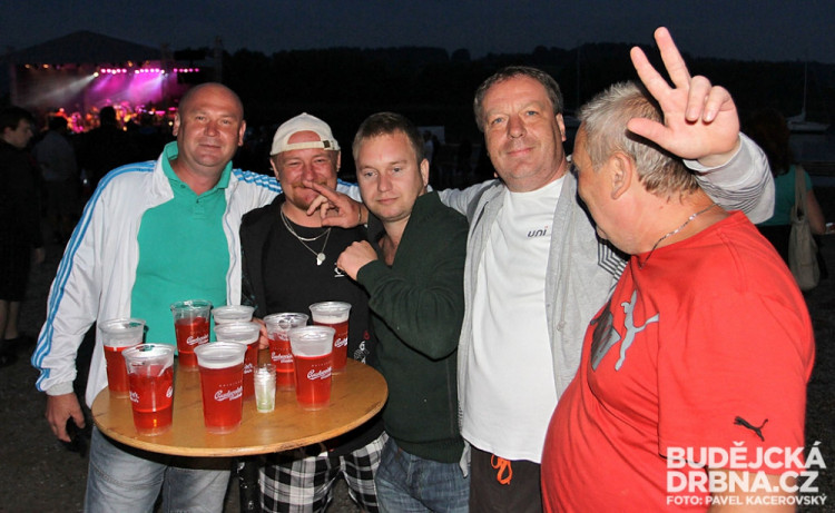 "Napiš tam, že je to tu skvělý! Přišli jsme sem hlavně na Olympic," hlásila tahle parta už při koncertě Ewy Farne