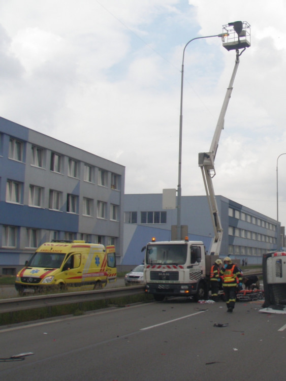 V Brně zemřel dělník, který se zřítil při nehodě z plošiny, foto: HZS JMK