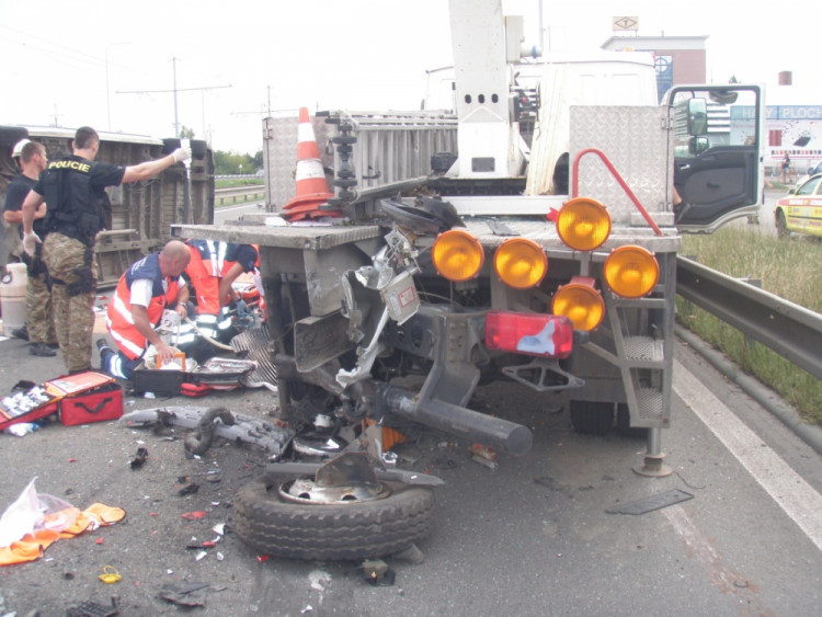 V Brně zemřel dělník, který se zřítil při nehodě z plošiny, foto: HZS JMK