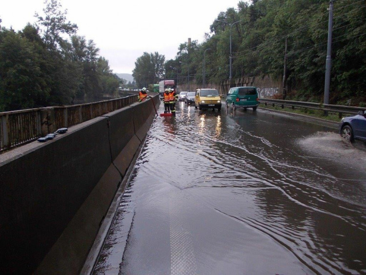 Přívalový déšť v Brně: stály tramvaje, škody hlásí knihovna, foto: HZS JMK